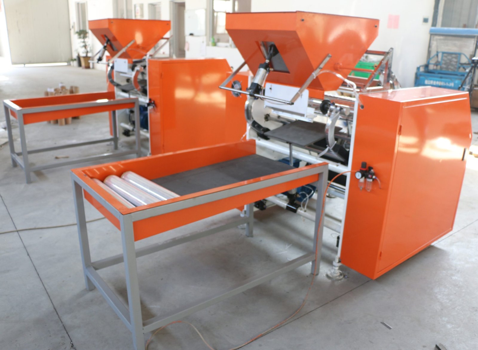 Stretch film rewinding machine